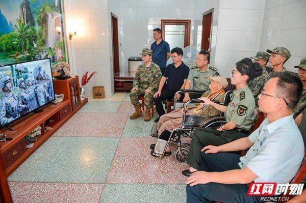 牛宝宝 湖南革命军事馆工作人员陪百岁抗战老兵一起收看阅兵盛况