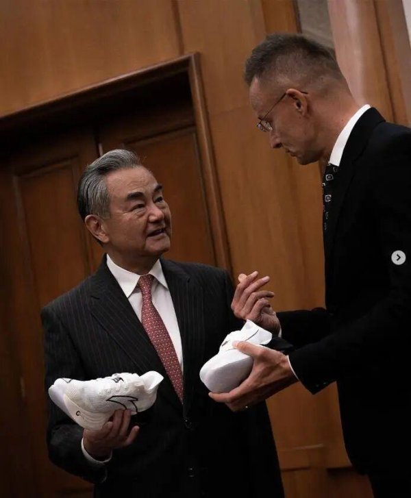 火星策略 王毅赠送中国跑鞋，匈牙利外长爱不释手